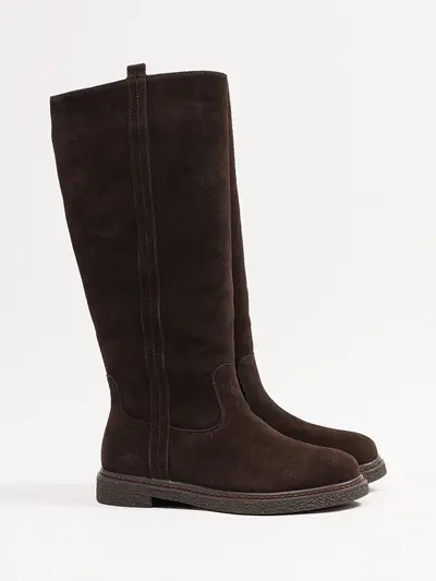 Сапоги коричневого цвета из натуральной замши на низком каблуке